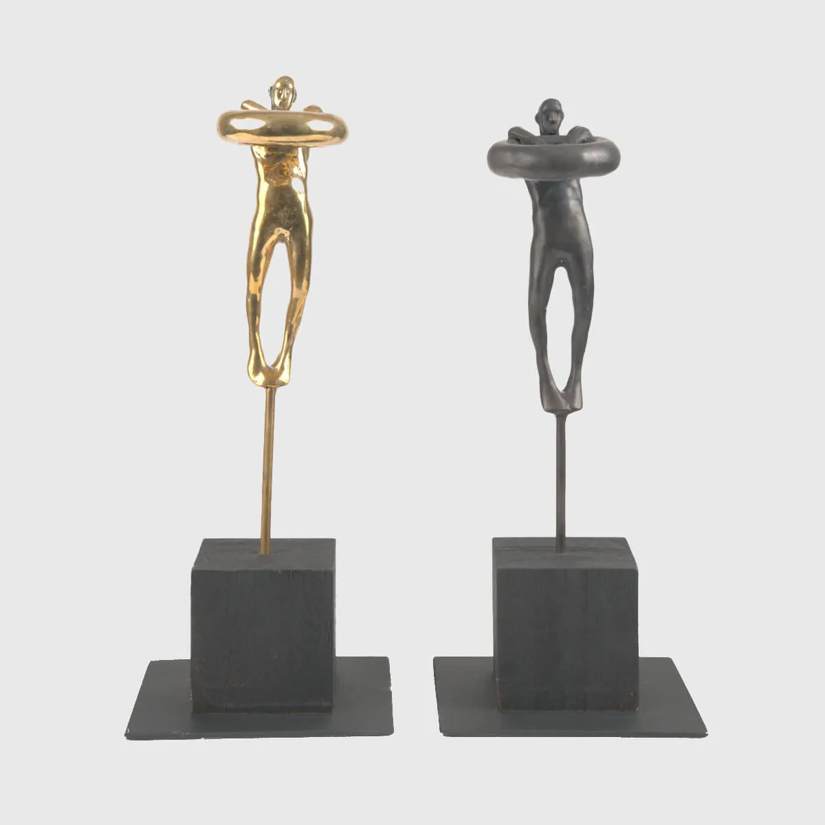 Figure Cling to Ring, 13×13×28 cm