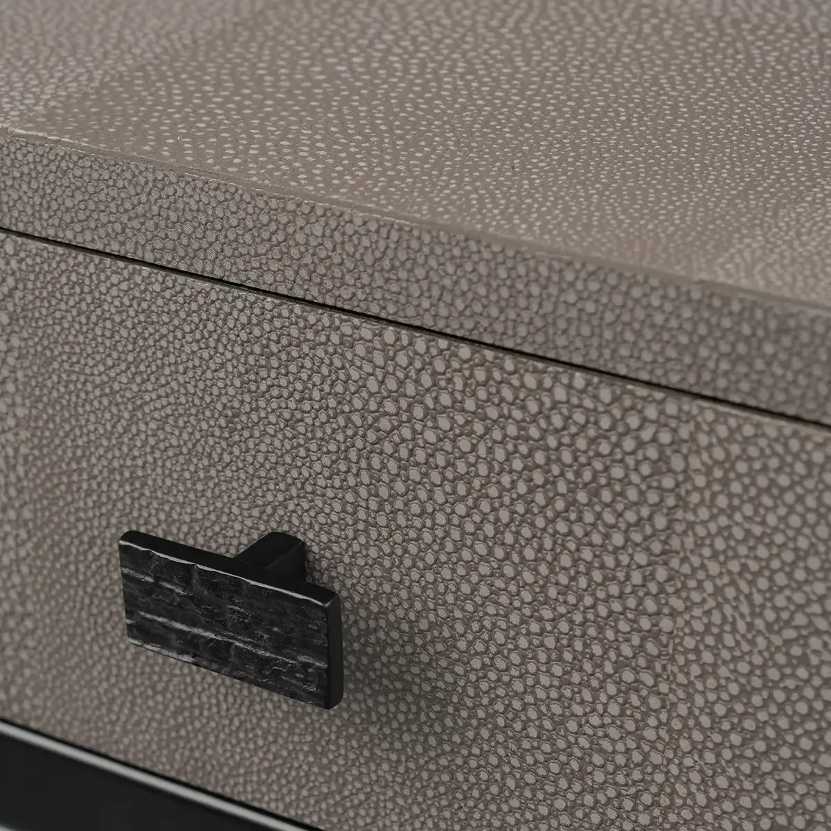 Mr Barnes Desk Grey Shagreen Leather — Measuring 120×55 cm with a 76 cm height, this luxury grey leather desk fits…